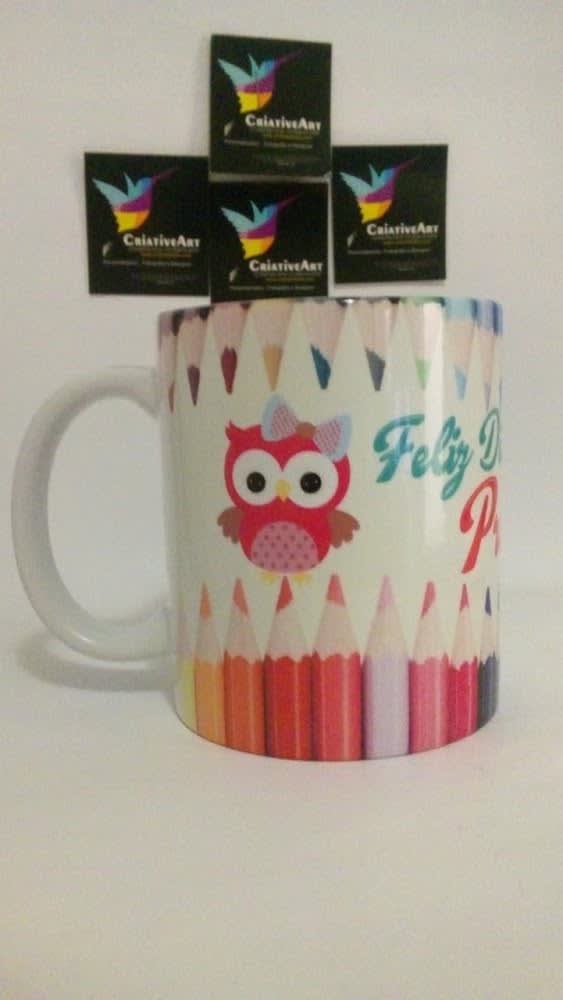 Caneca personalizada com arte de corujinha e lápis de cor